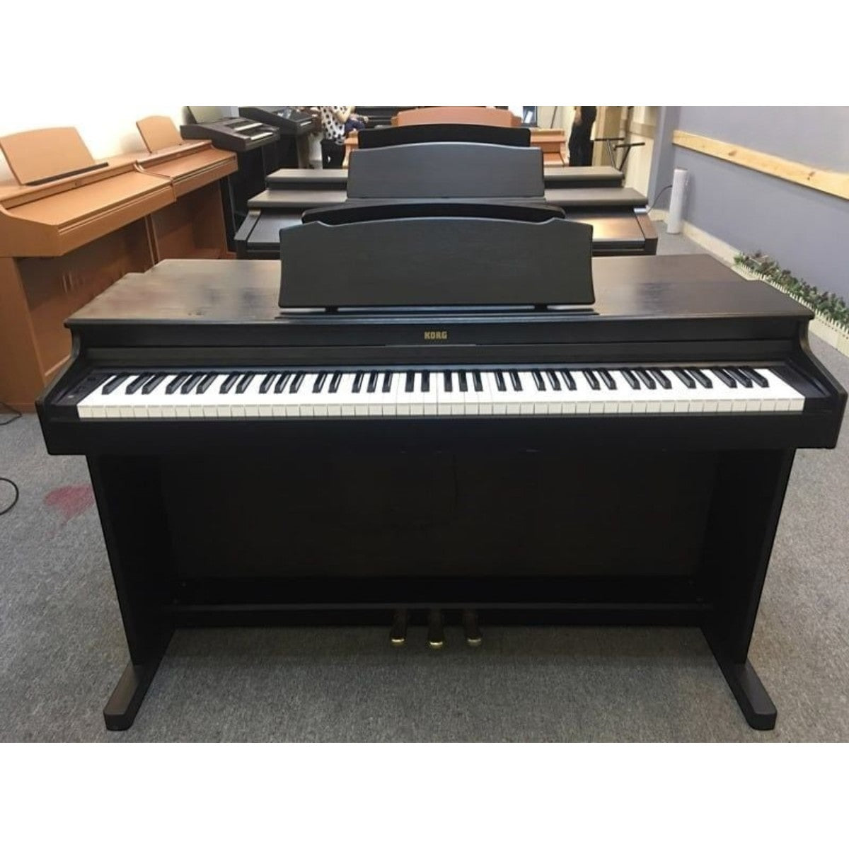 Đàn piano điện TÂN NHẠC CỤ Korg C2000 dáng tủ màu gỗ nâu đen sang trọng với 88 phím búa tiêu chuẩn