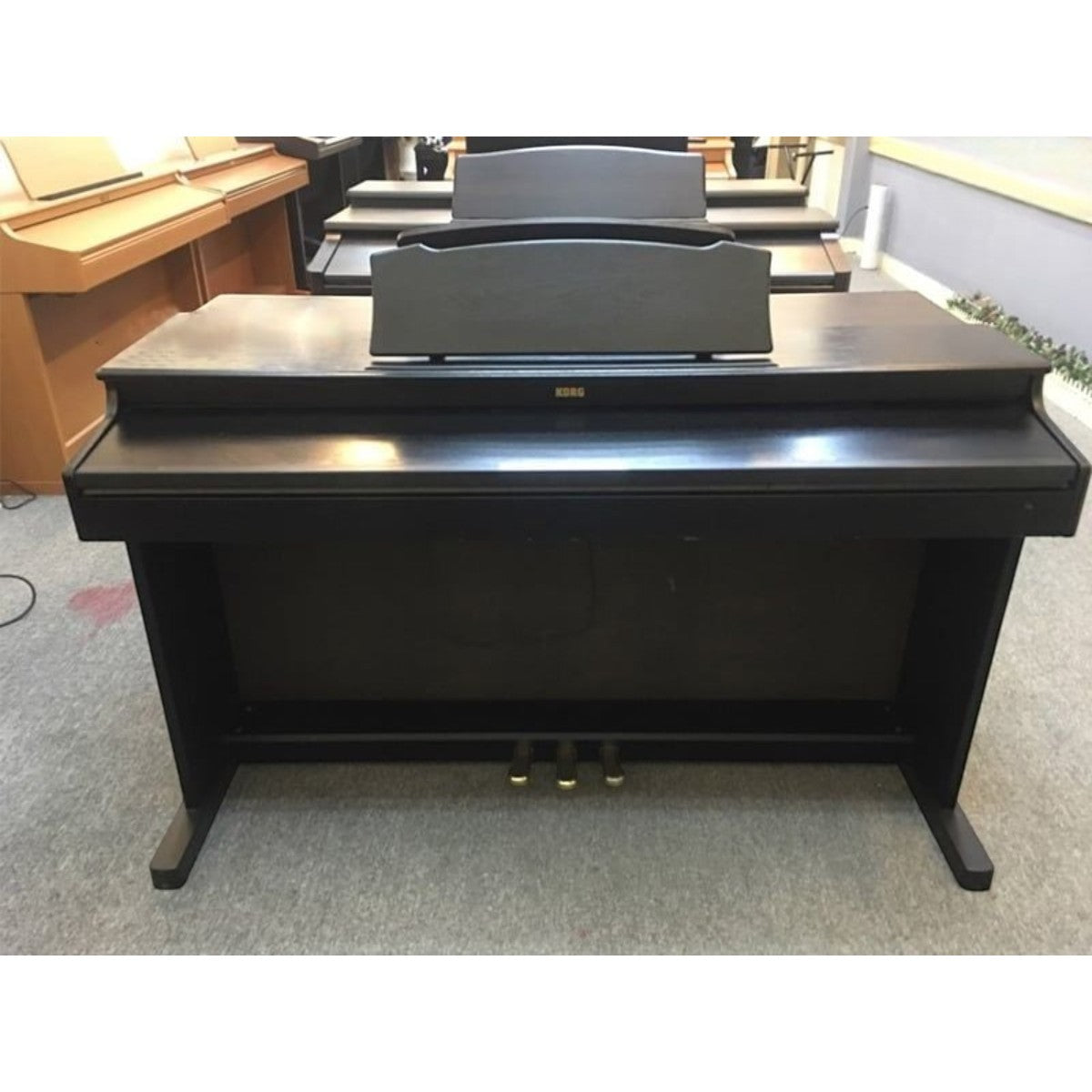 Đàn piano điện TÂN NHẠC CỤ Korg C2000 dáng tủ màu nâu đen sang trọng với nắp trượt bảo vệ phím