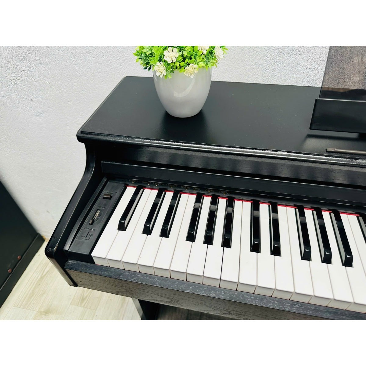 Đàn piano điện Korg C2000 dáng tủ màu đen sang trọng với bàn phím búa 88 phím tại TÂN NHẠC CỤ