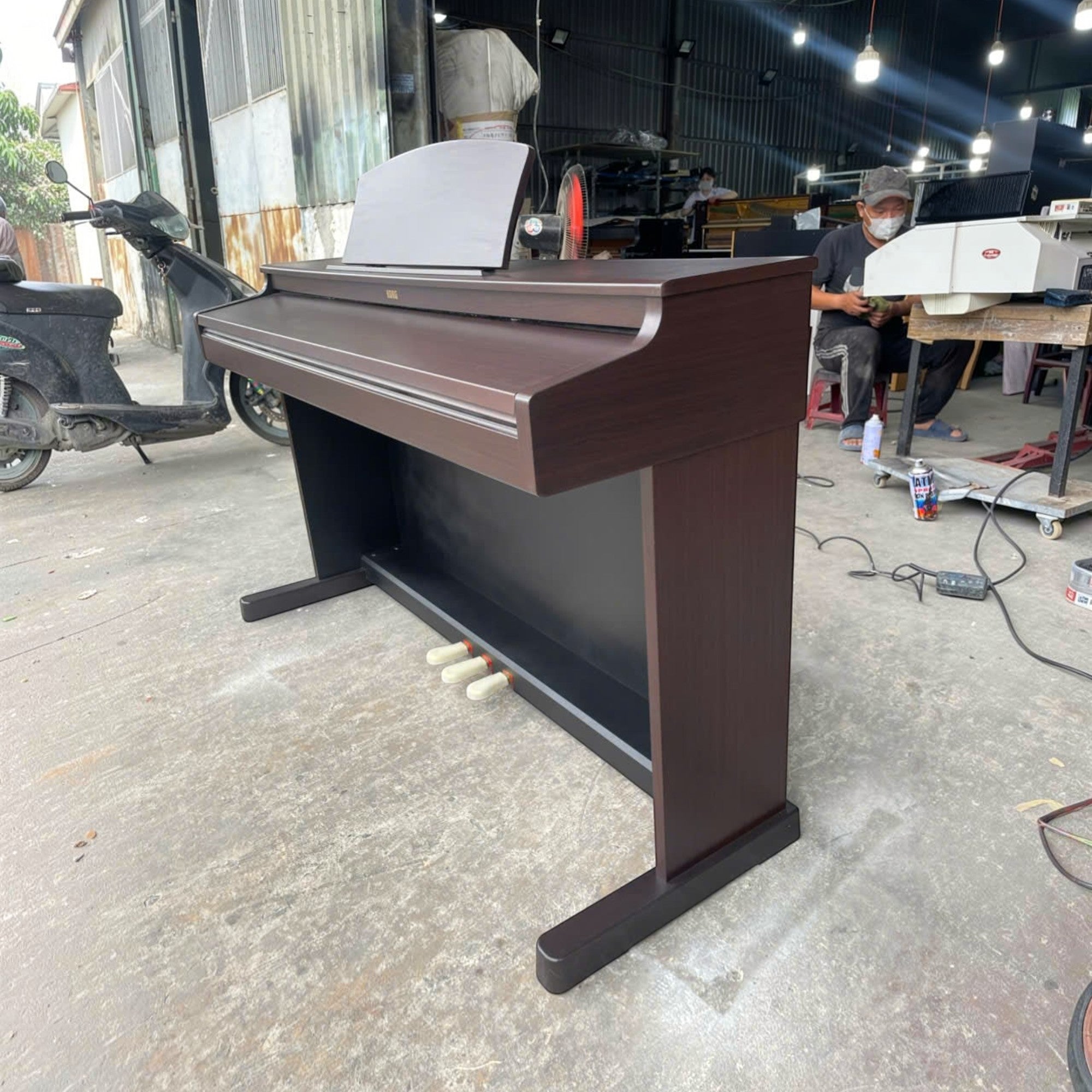 Đàn piano điện Korg C2200 màu nâu sang trọng với thiết kế hiện đại tại cửa hàng TÂN NHẠC CỤ