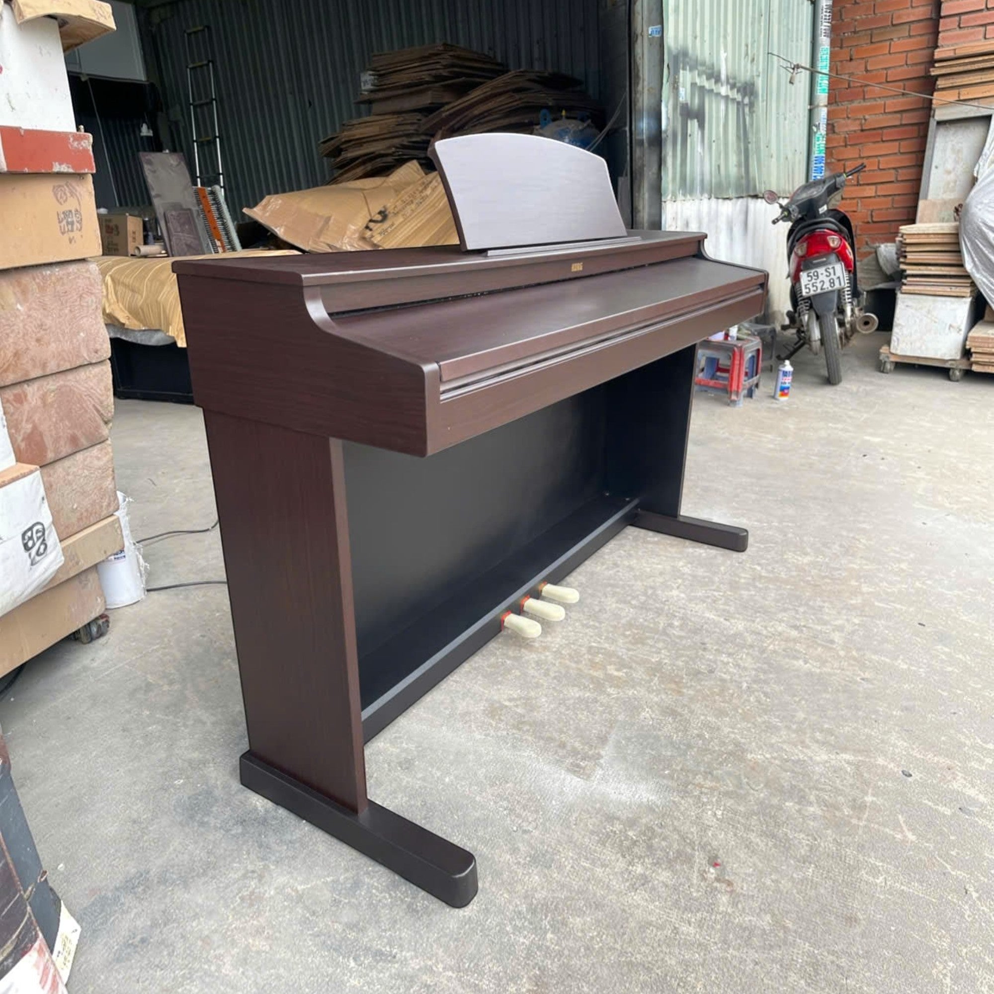 Đàn piano điện Korg C2200 màu nâu sang trọng với thiết kế hiện đại tại cửa hàng TÂN NHẠC CỤ