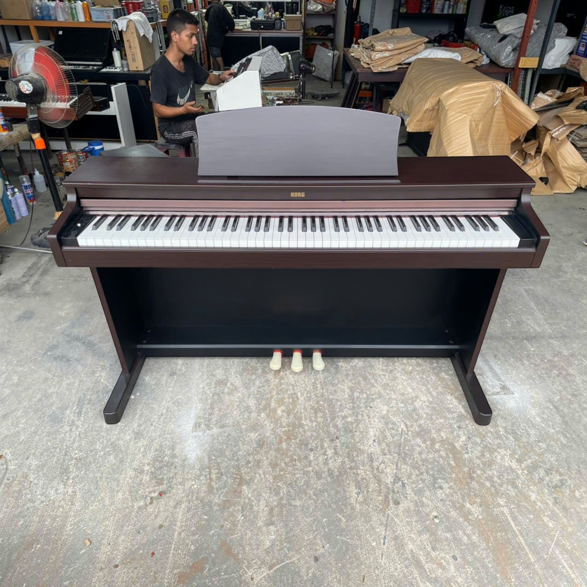 Đàn piano điện Korg C2200 màu nâu sang trọng với 88 phím NH tại cửa hàng Tân Nhạc Cụ