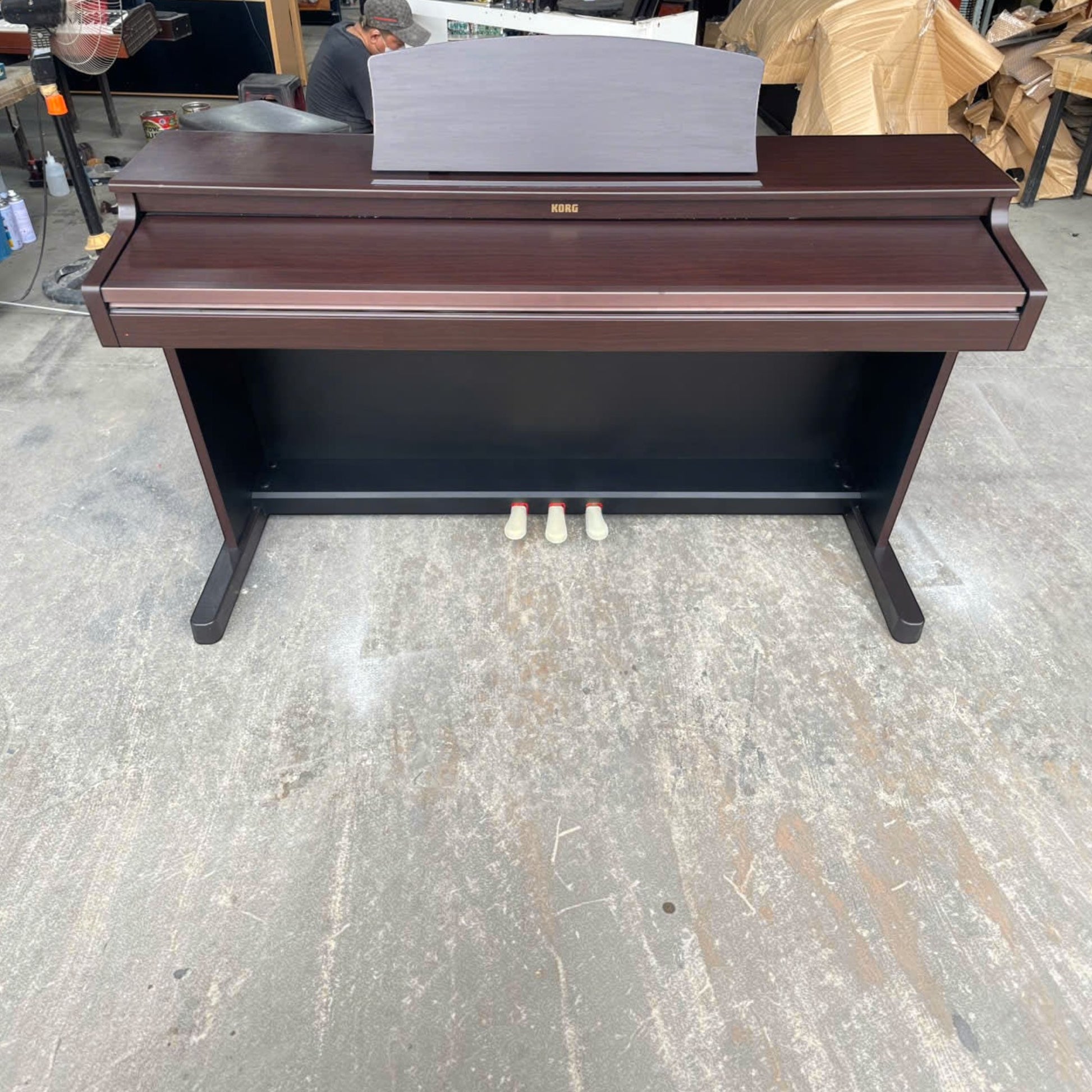 Đàn piano điện Korg C2200 màu nâu sang trọng với thiết kế hiện đại, 88 phím NH tại cửa hàng TÂN NHẠC CỤ