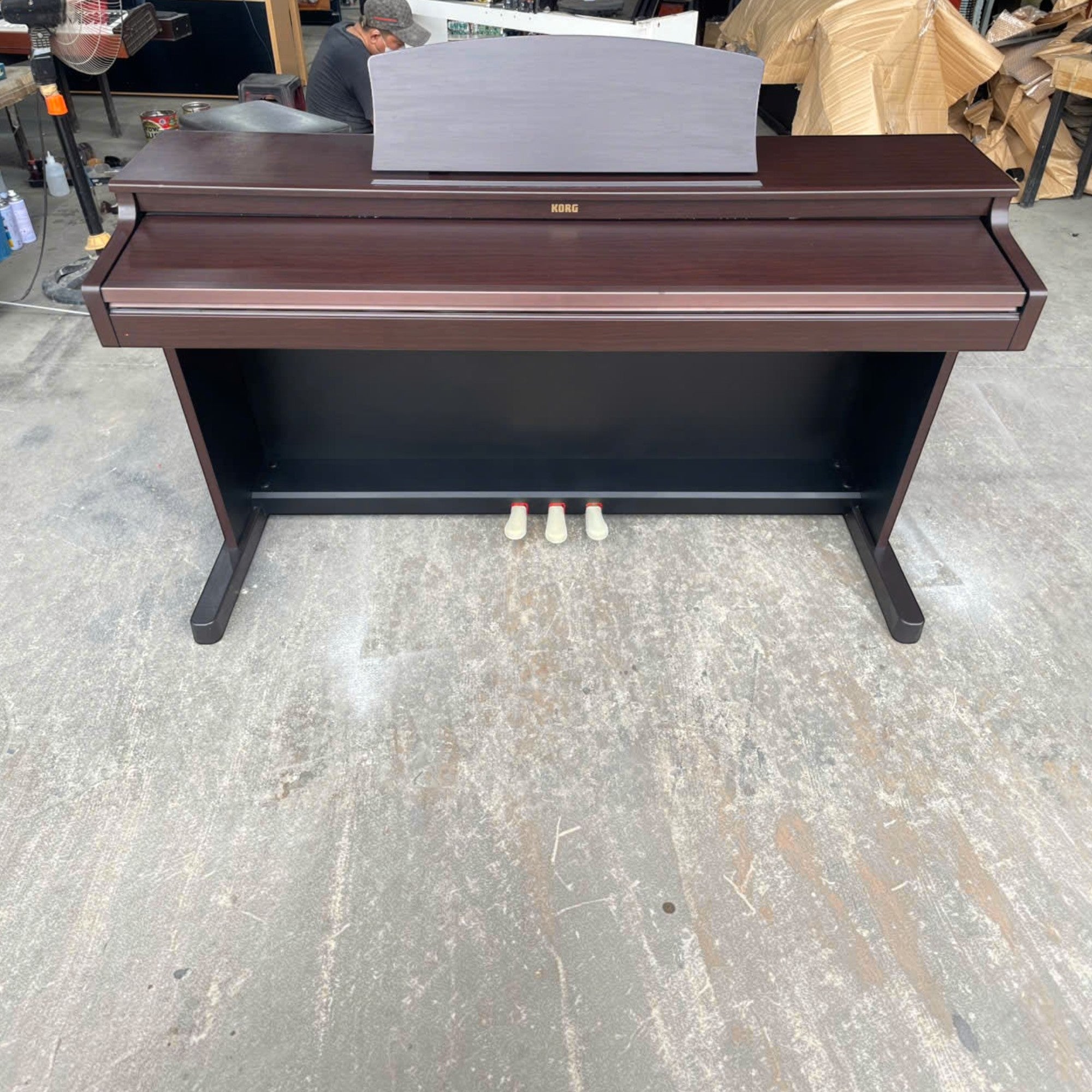 Đàn piano điện Korg C2200 màu nâu sang trọng với thiết kế hiện đại, 88 phím NH tại cửa hàng TÂN NHẠC CỤ