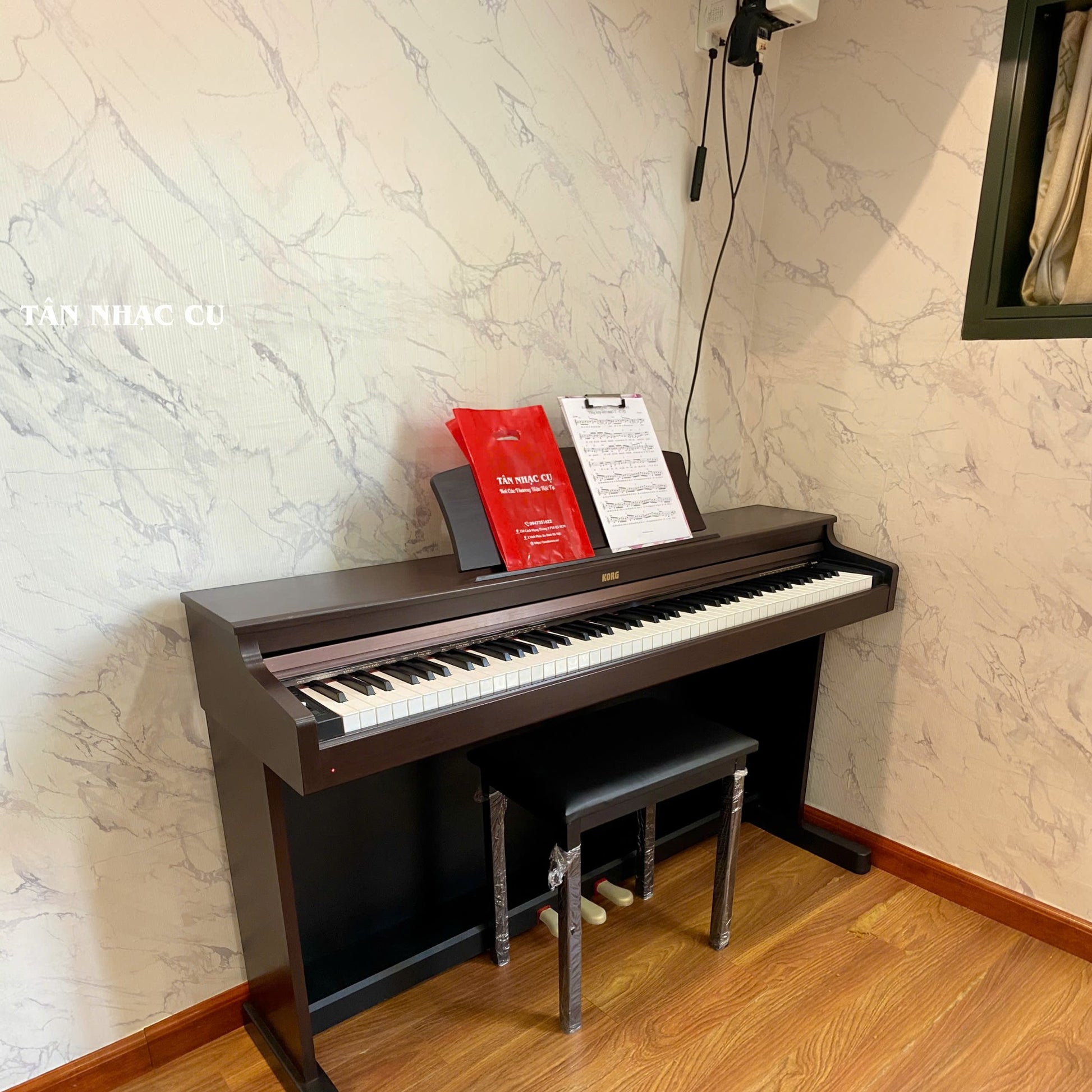 Đàn piano điện Korg C2200 màu nâu sang trọng tại TÂN NHẠC CỤ với thiết kế hiện đại và ghế đàn đi kèm