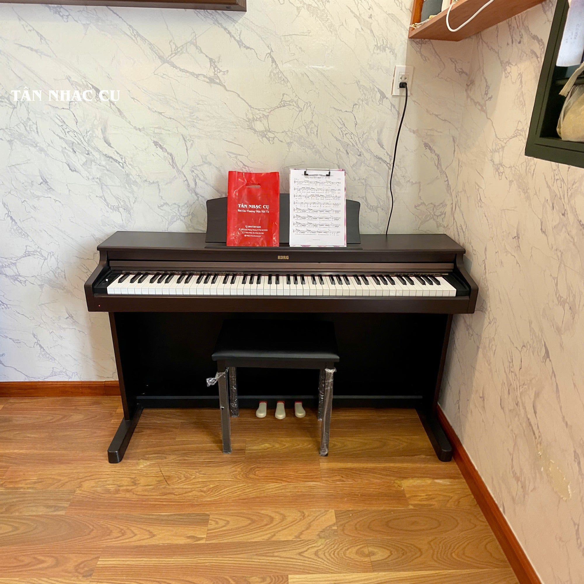 Đàn piano điện Korg C2200 màu nâu sang trọng tại TÂN NHẠC CỤ với thiết kế 88 phím NH và ghế đàn đi kèm