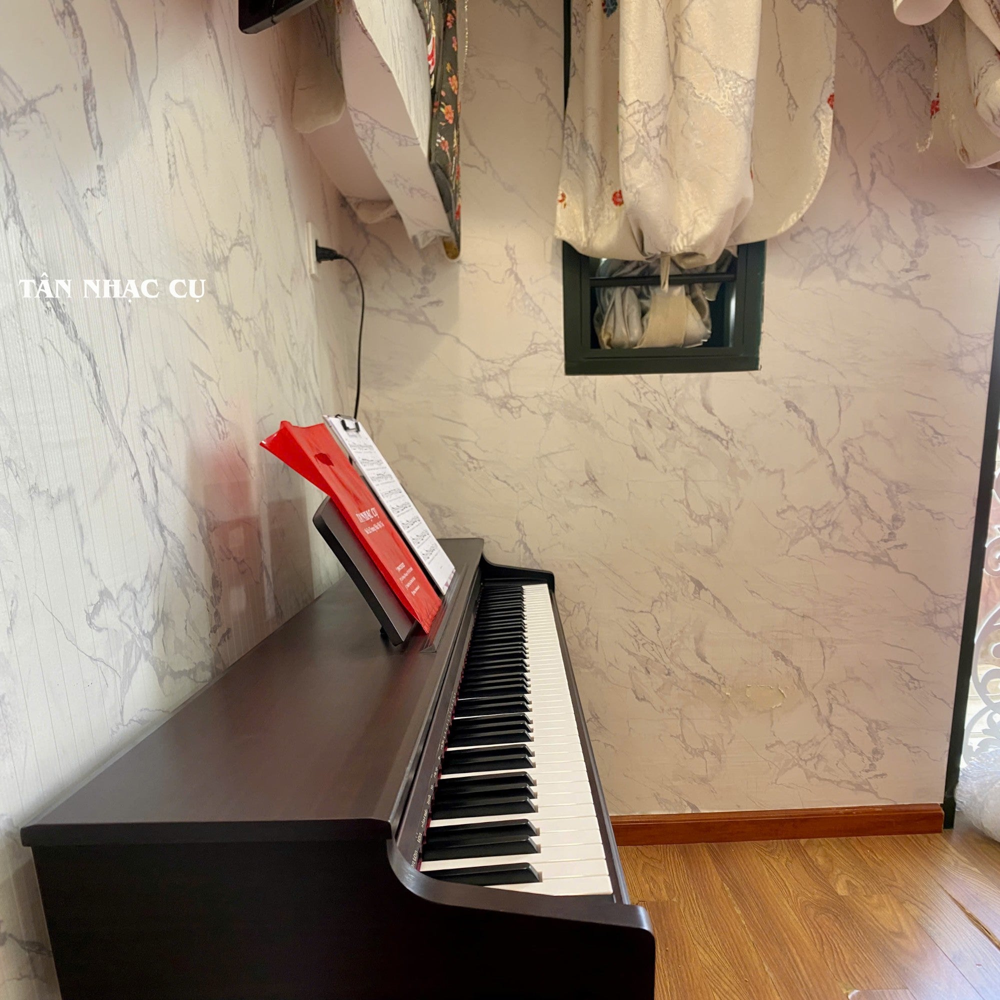 Đàn piano điện Korg C2200 màu nâu sang trọng tại TÂN NHẠC CỤ với thiết kế hiện đại và bàn phím 88 phím NH
