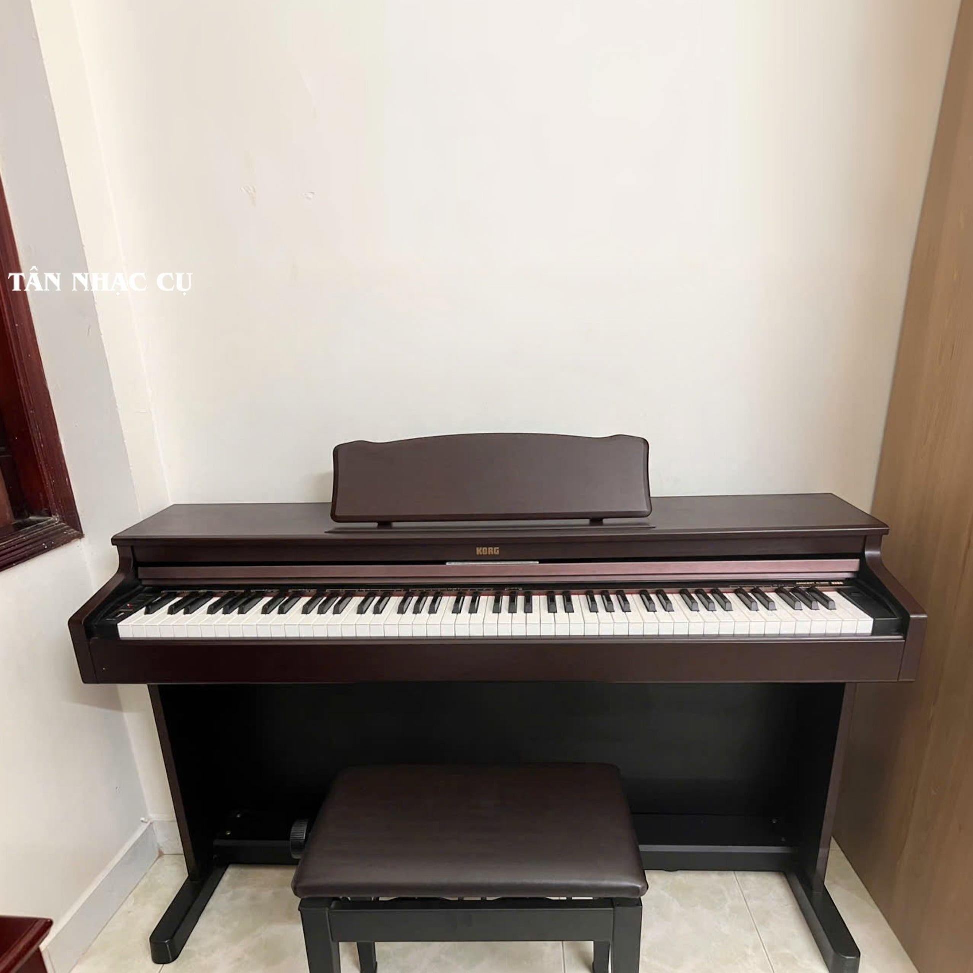 Đàn piano điện TÂN NHẠC CỤ Korg C3000 màu nâu gỗ sang trọng với 88 phím nặng và ghế ngồi đi kèm