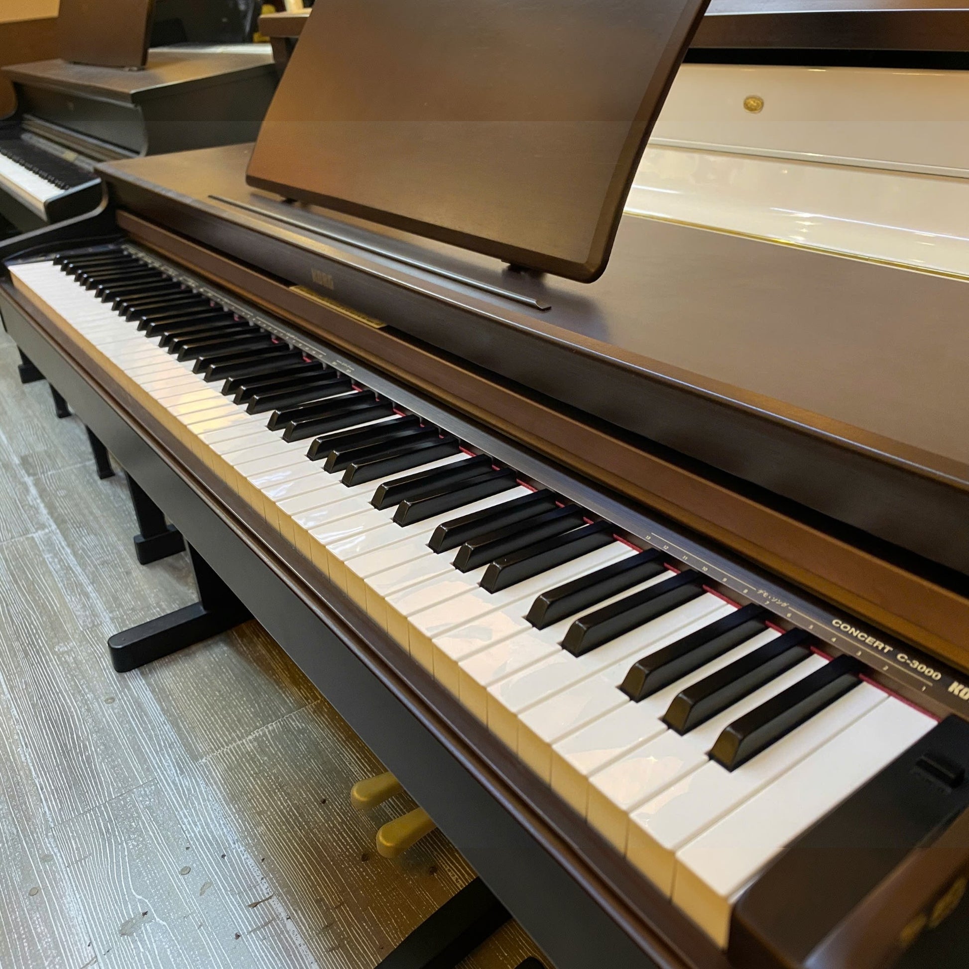 Đàn piano điện Korg C3000 màu nâu gỗ sang trọng với bàn phím 88 phím tại cửa hàng TÂN NHẠC CỤ