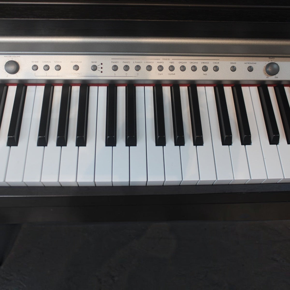 Bàn phím đàn piano điện Korg C320 tại TÂN NHẠC CỤ với các nút điều khiển âm thanh và phím đàn đen trắng