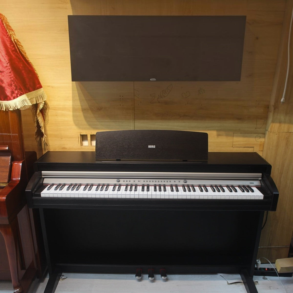 Đàn piano điện Korg C320 màu đen dáng tủ sang trọng tại TÂN NHẠC CỤ với bàn phím RH3 và 3 pedal