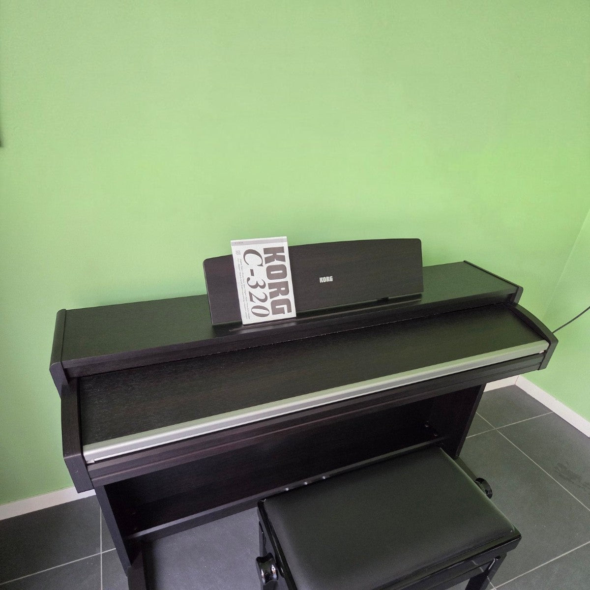 Đàn piano điện Korg C320 màu đen dáng tủ sang trọng tại TÂN NHẠC CỤ với bàn phím RH3 và ghế ngồi đi kèm