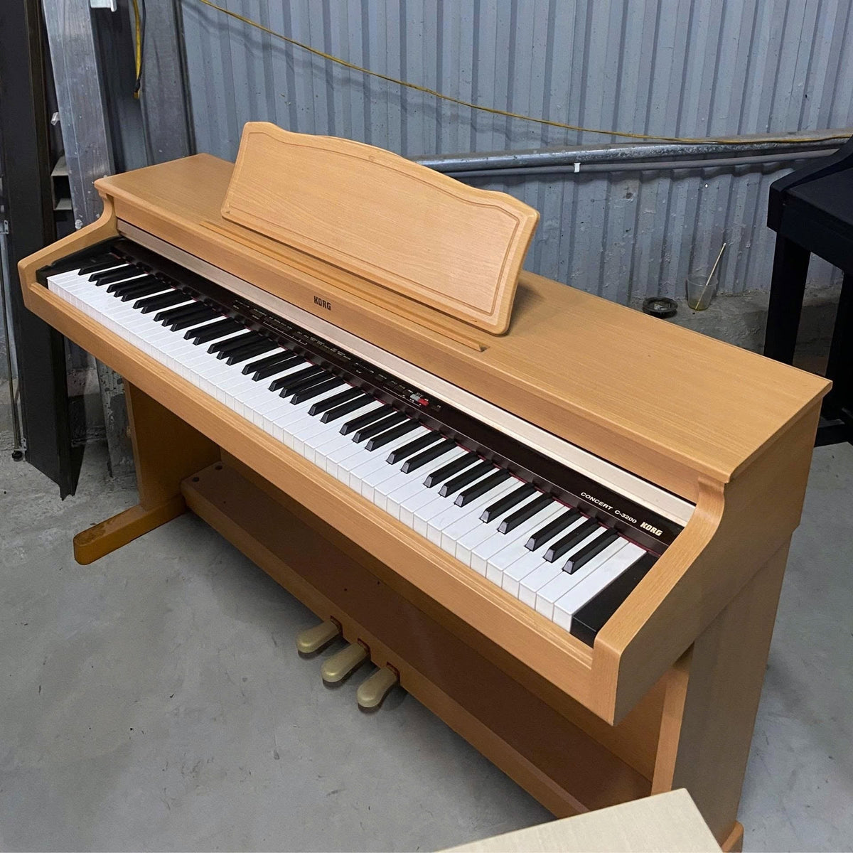 Đàn piano điện Korg C3200 màu gỗ sáng tại TÂN NHẠC CỤ với thiết kế dáng tủ, bàn phím búa RH2 và giá để nhạc