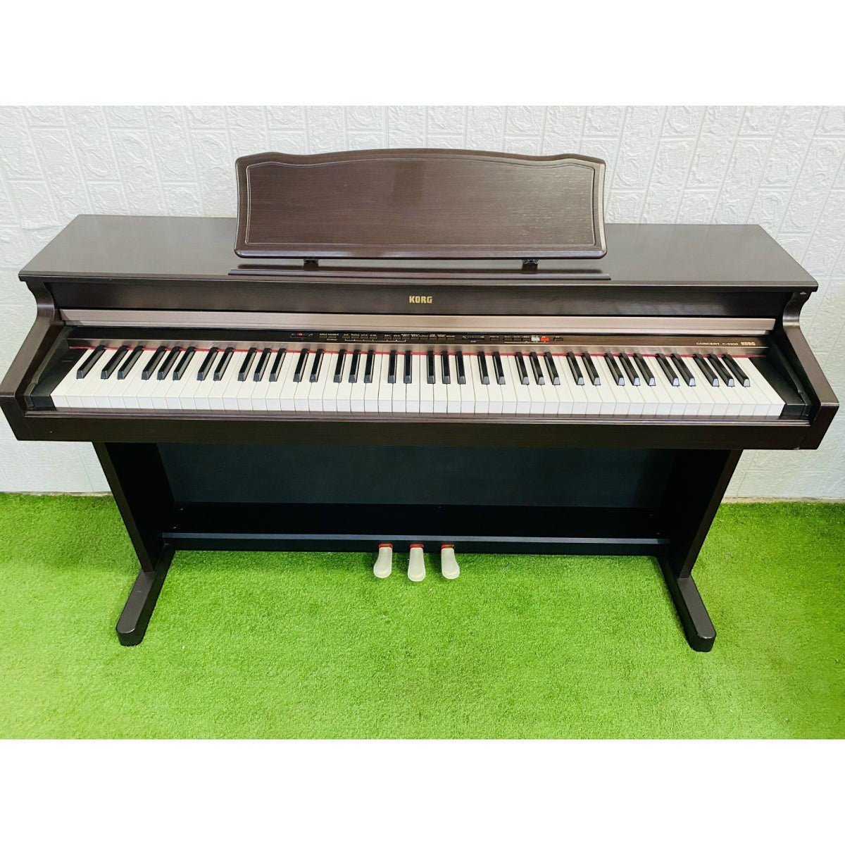 Đàn piano điện TÂN NHẠC CỤ Korg C3200 dáng tủ màu nâu gỗ sang trọng với bàn phím búa đàn RH2 và ba pedal