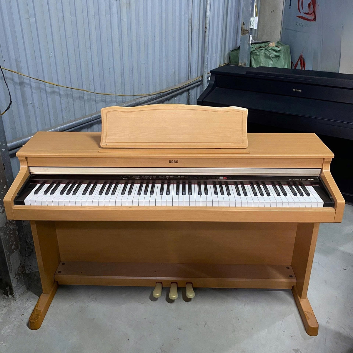 Đàn piano điện Korg C3200 màu gỗ sáng tại Tân Nhạc Cụ với thiết kế dáng tủ sang trọng và bàn phím 88 phím nặng