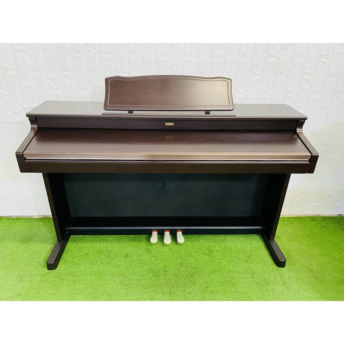 Đàn piano điện Korg C3200 dáng tủ màu nâu gỗ sang trọng tại TÂN NHẠC CỤ với thiết kế 3 pedal và nắp phím trượt