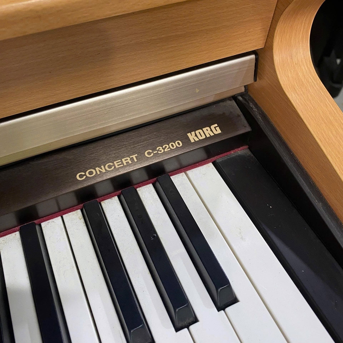 Bàn phím đàn piano điện TÂN NHẠC CỤ Korg C3200 với thiết kế gỗ sang trọng và các phím đàn chi tiết