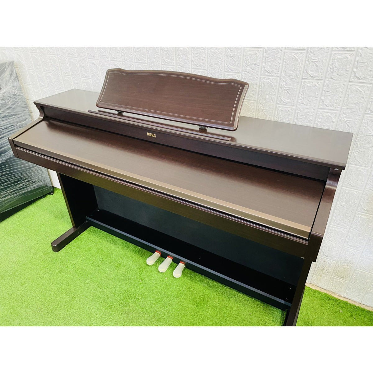 Đàn piano điện Korg C3200 dáng tủ màu nâu gỗ sang trọng tại Tân Nhạc Cụ với ba pedal và nắp phím trượt