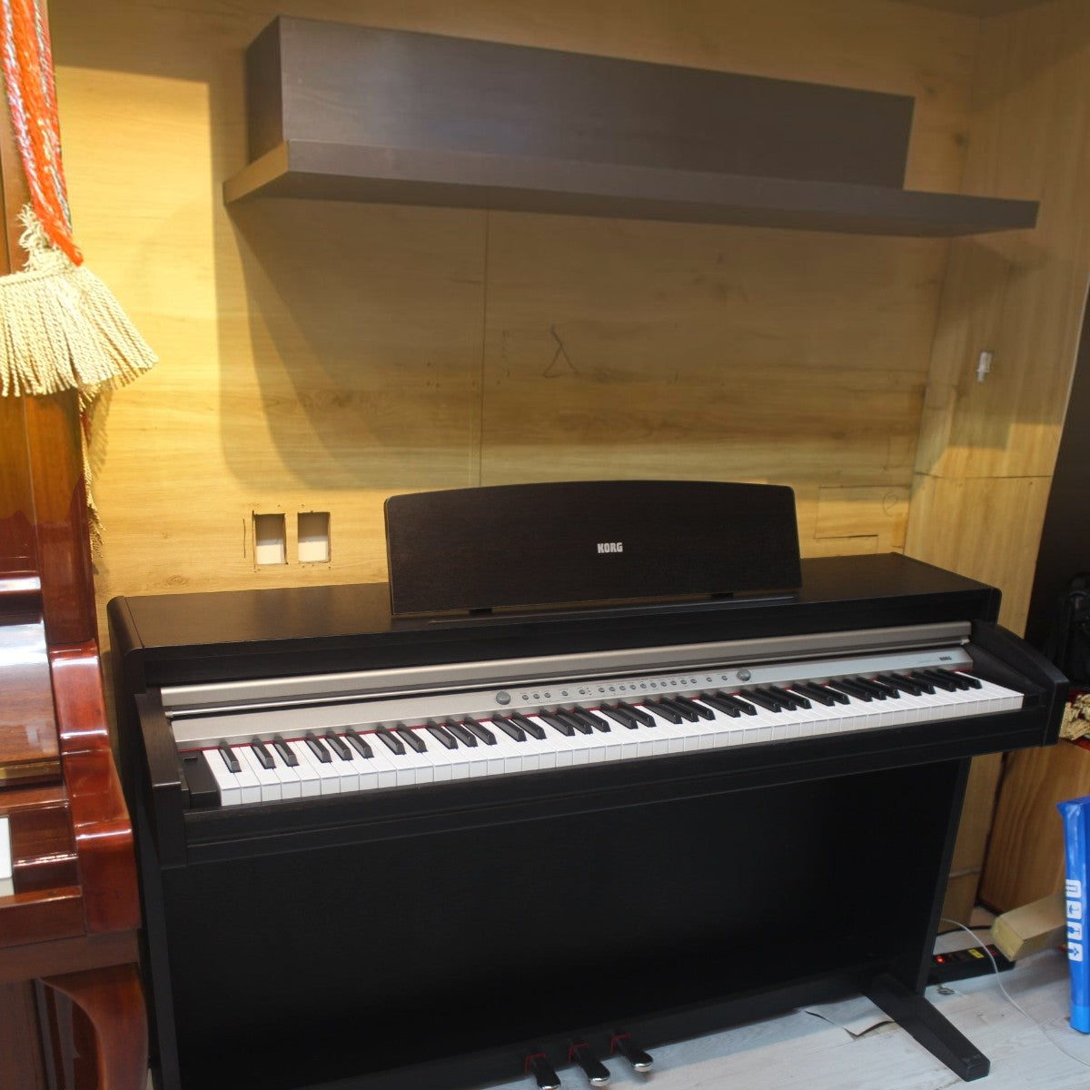 Đàn piano điện Korg C320 màu đen dáng tủ sang trọng với bàn phím RH3 tại cửa hàng TÂN NHẠC CỤ