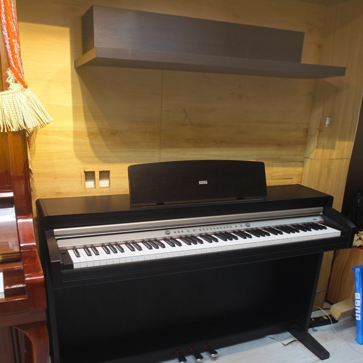 Đàn piano điện Korg C320 màu đen dáng tủ sang trọng tại Tân Nhạc Cụ với bàn phím RH3 và thiết kế hiện đại