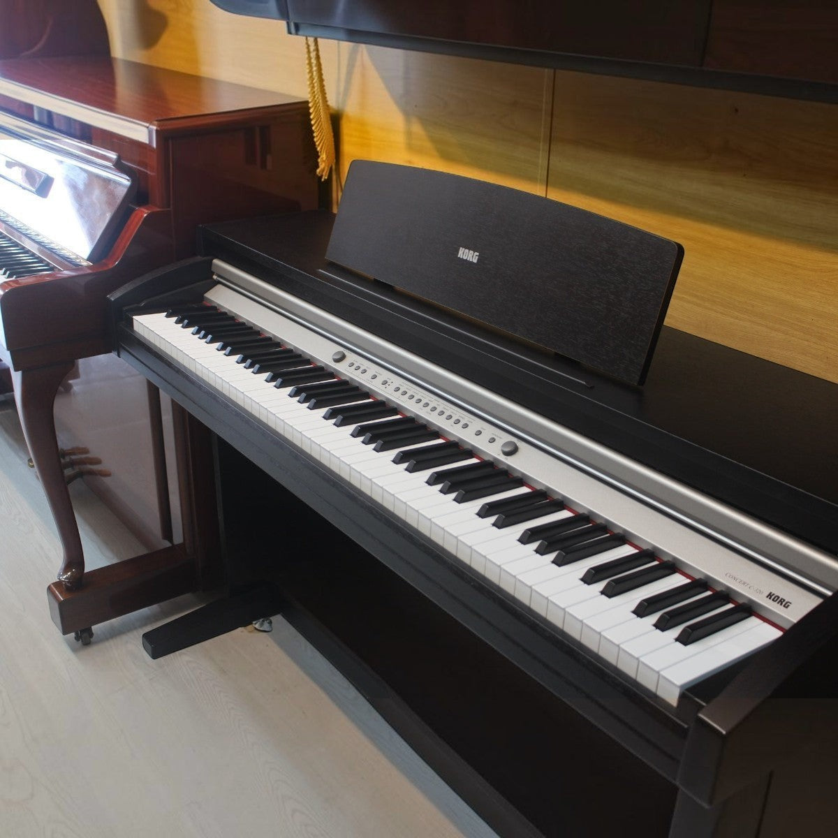 Đàn piano điện Korg C320 màu đen dáng tủ tại Tân Nhạc Cụ với bàn phím RH3 và thiết kế sang trọng