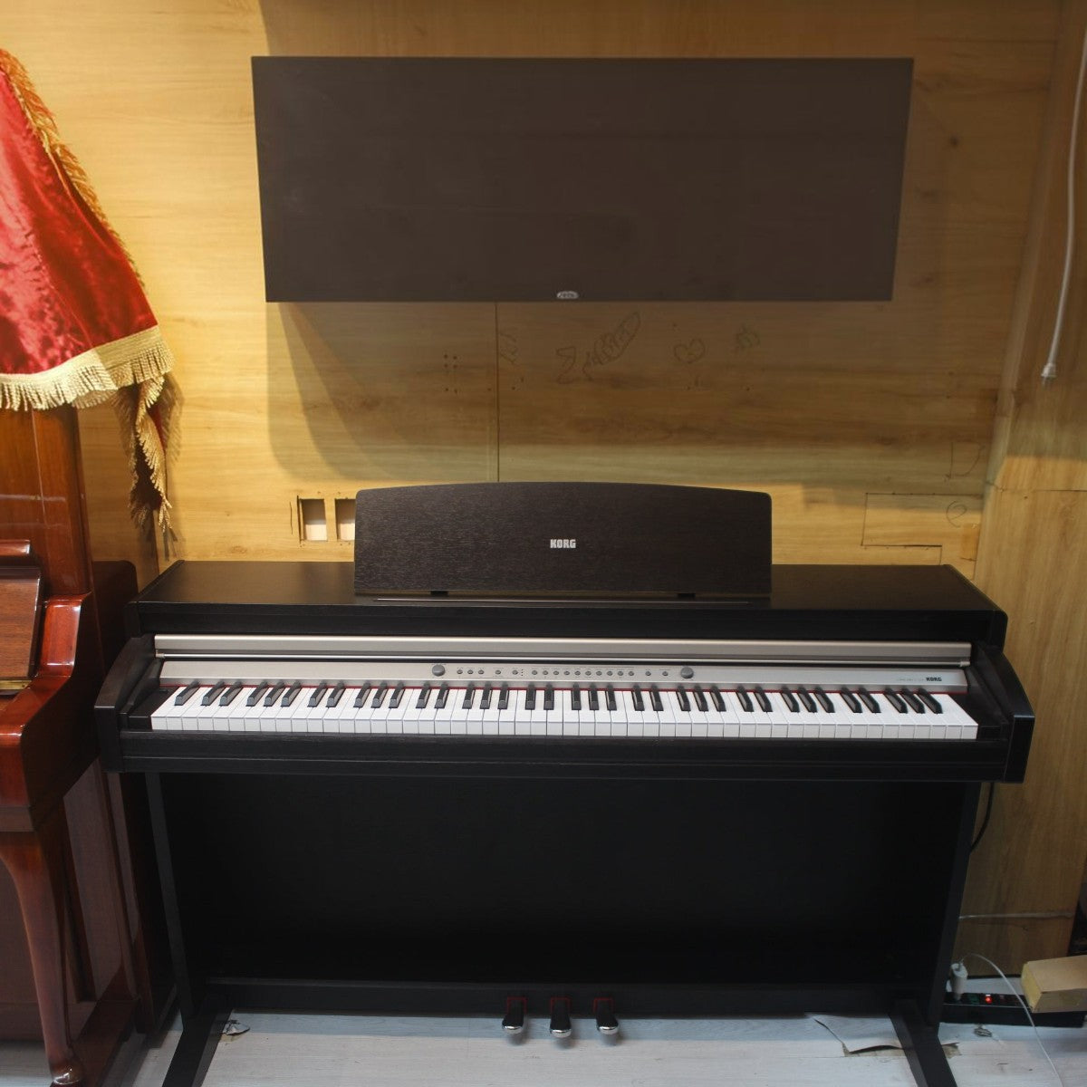Đàn piano điện Korg C320 màu đen dáng tủ sang trọng với bàn phím RH3 tại cửa hàng TÂN NHẠC CỤ