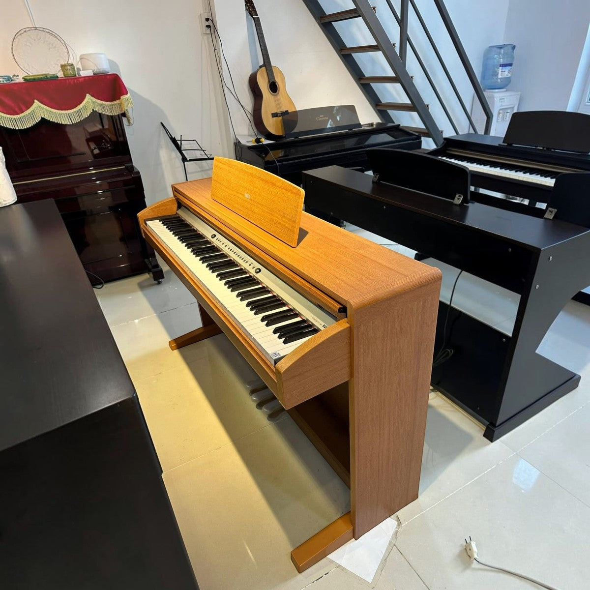 Đàn piano điện Korg C340 màu gỗ sáng tại showroom TÂN NHẠC CỤ, thiết kế dáng tủ với bàn phím RH3 chân thực.
