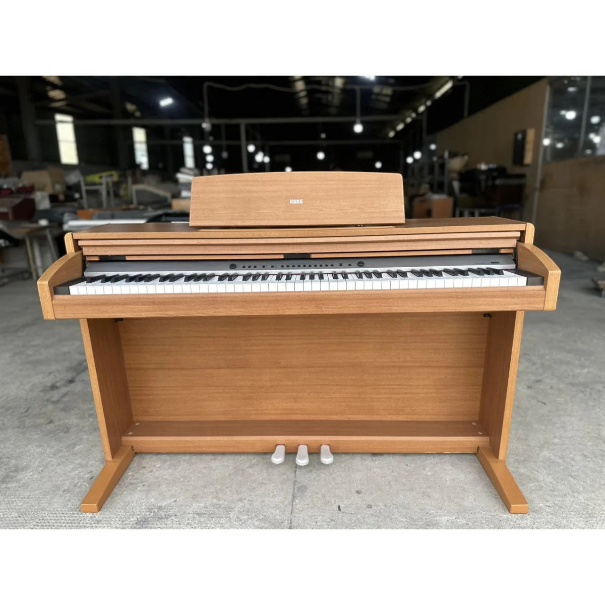Đàn piano điện Korg C340 màu gỗ tự nhiên tại TÂN NHẠC CỤ, thiết kế dáng tủ với bàn phím RH3 chân thực.