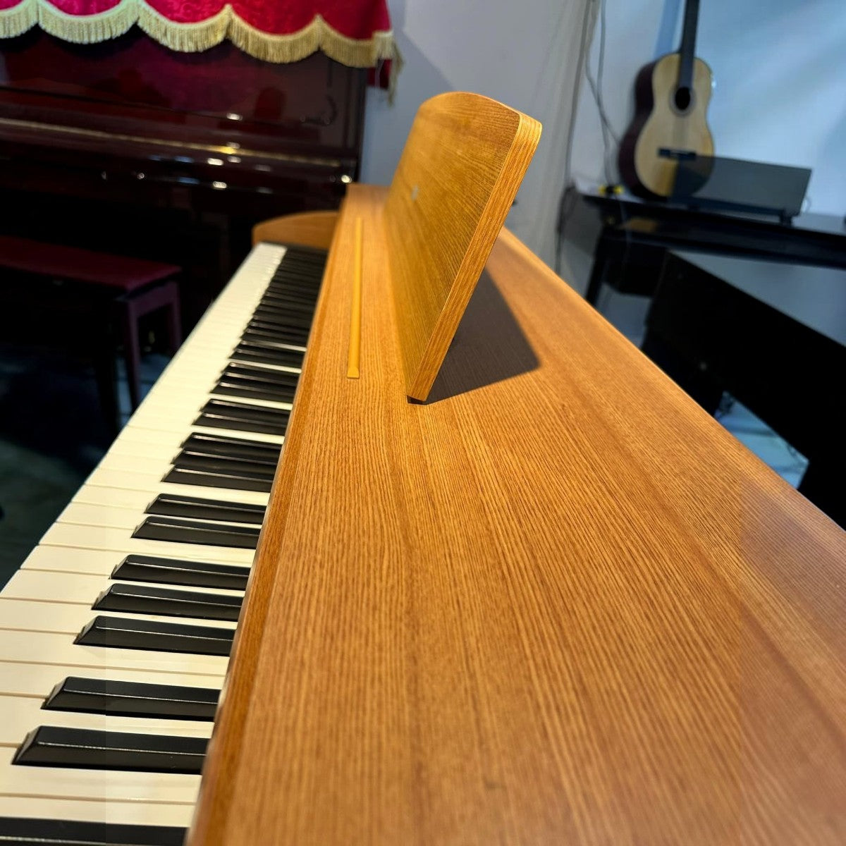 Đàn piano điện Korg C340 màu gỗ tự nhiên với bàn phím RH3 chân thực tại showroom TÂN NHẠC CỤ