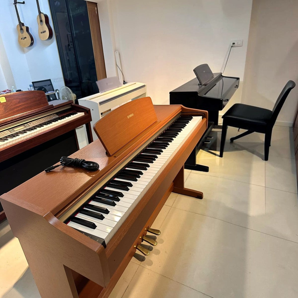 Đàn piano điện Korg C340 màu gỗ tại showroom TÂN NHẠC CỤ, thiết kế dáng tủ với bàn phím RH3 và 3 pedal.