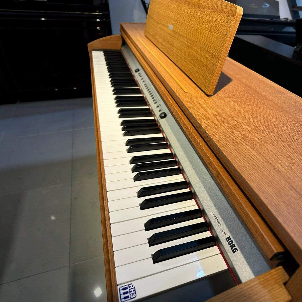 Đàn piano điện Korg C340 tại TÂN NHẠC CỤ với bàn phím RH3 màu gỗ tự nhiên, thiết kế dáng tủ sang trọng.