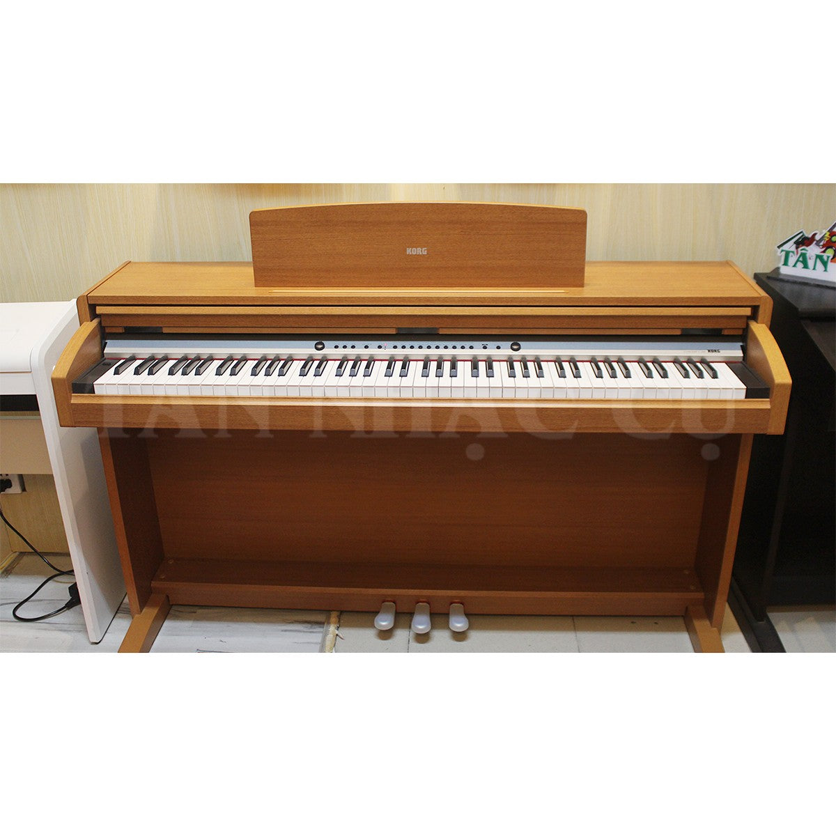 Đàn piano điện Korg C340 dáng tủ màu gỗ tại Tân Nhạc Cụ, bàn phím RH3 chân thực, thiết kế sang trọng