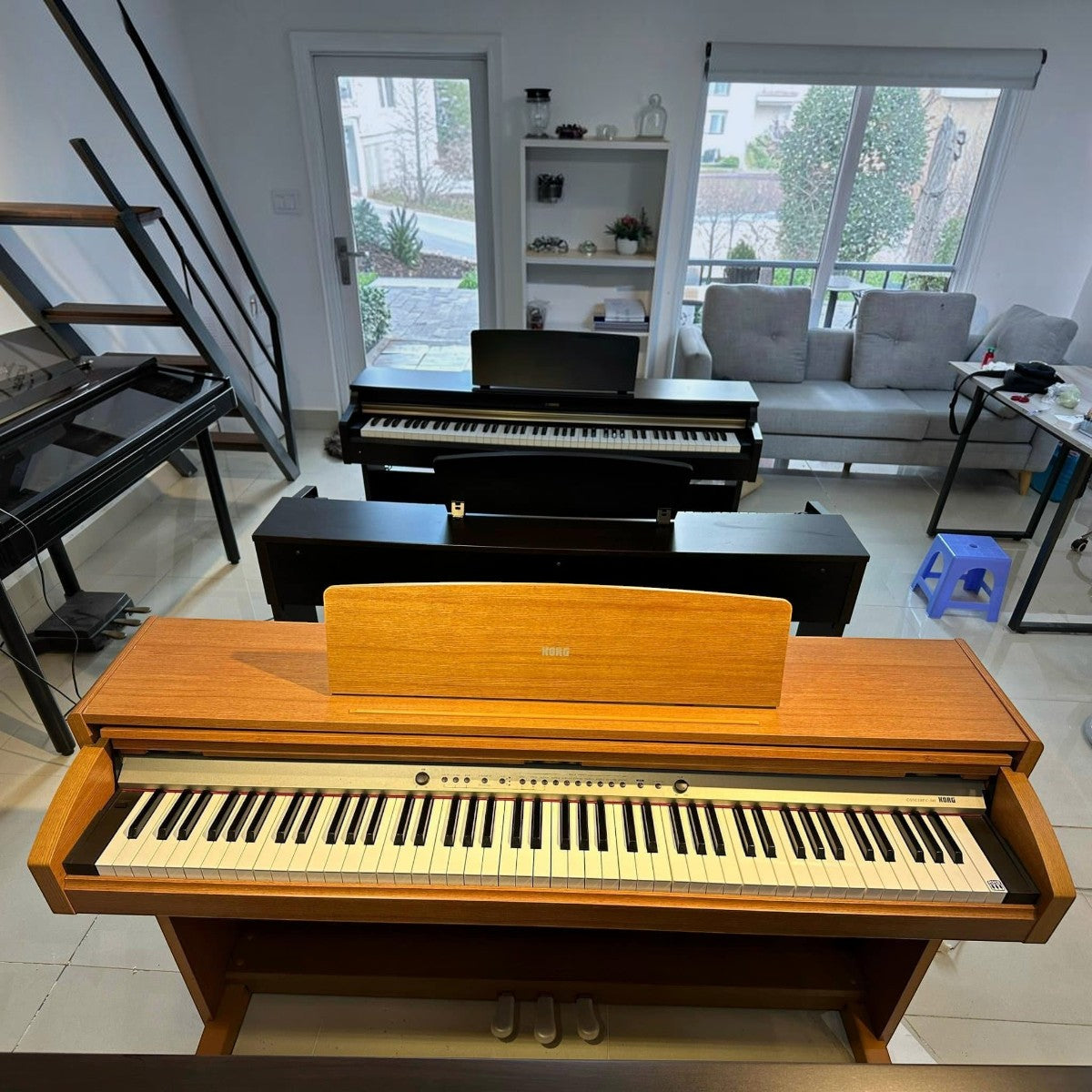 Đàn piano điện Korg C340 dáng tủ màu gỗ tại showroom TÂN NHẠC CỤ với bàn phím RH3 chân thực