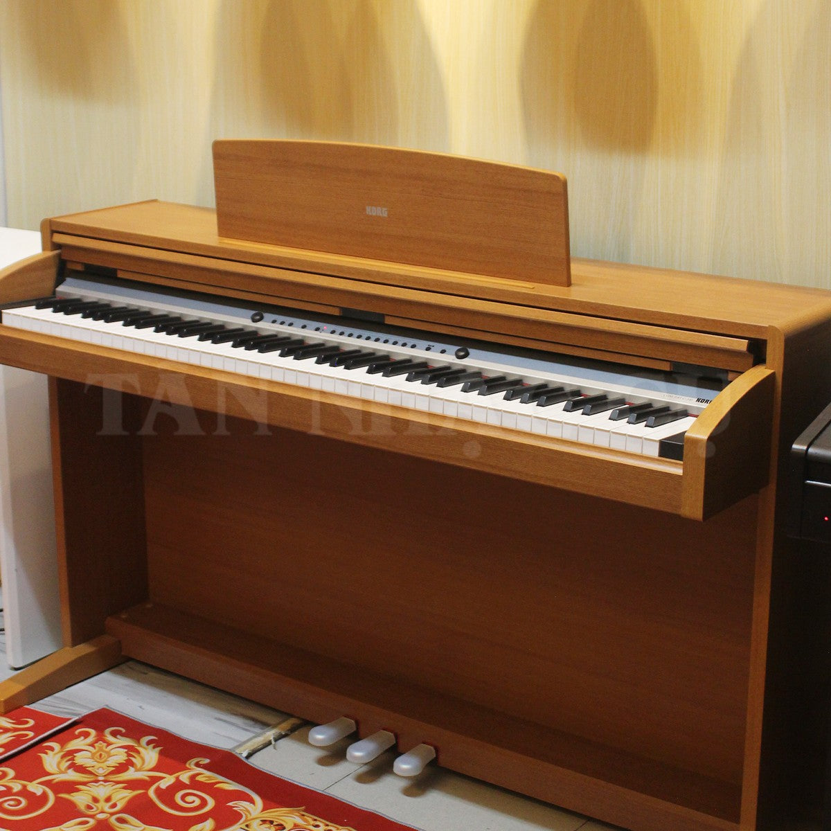 Đàn piano điện Korg C340 dáng tủ màu gỗ tại TÂN NHẠC CỤ với bàn phím RH3 và ba pedal chân thực