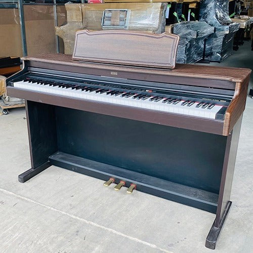 Đàn piano điện TÂN NHẠC CỤ Korg C-4500 dáng console màu gỗ nâu sang trọng với 88 phím búa và 3 pedal