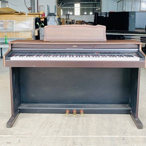 Đàn piano điện TÂN NHẠC CỤ Korg C-4500 dáng console màu gỗ nâu với 88 phím búa và 3 pedal