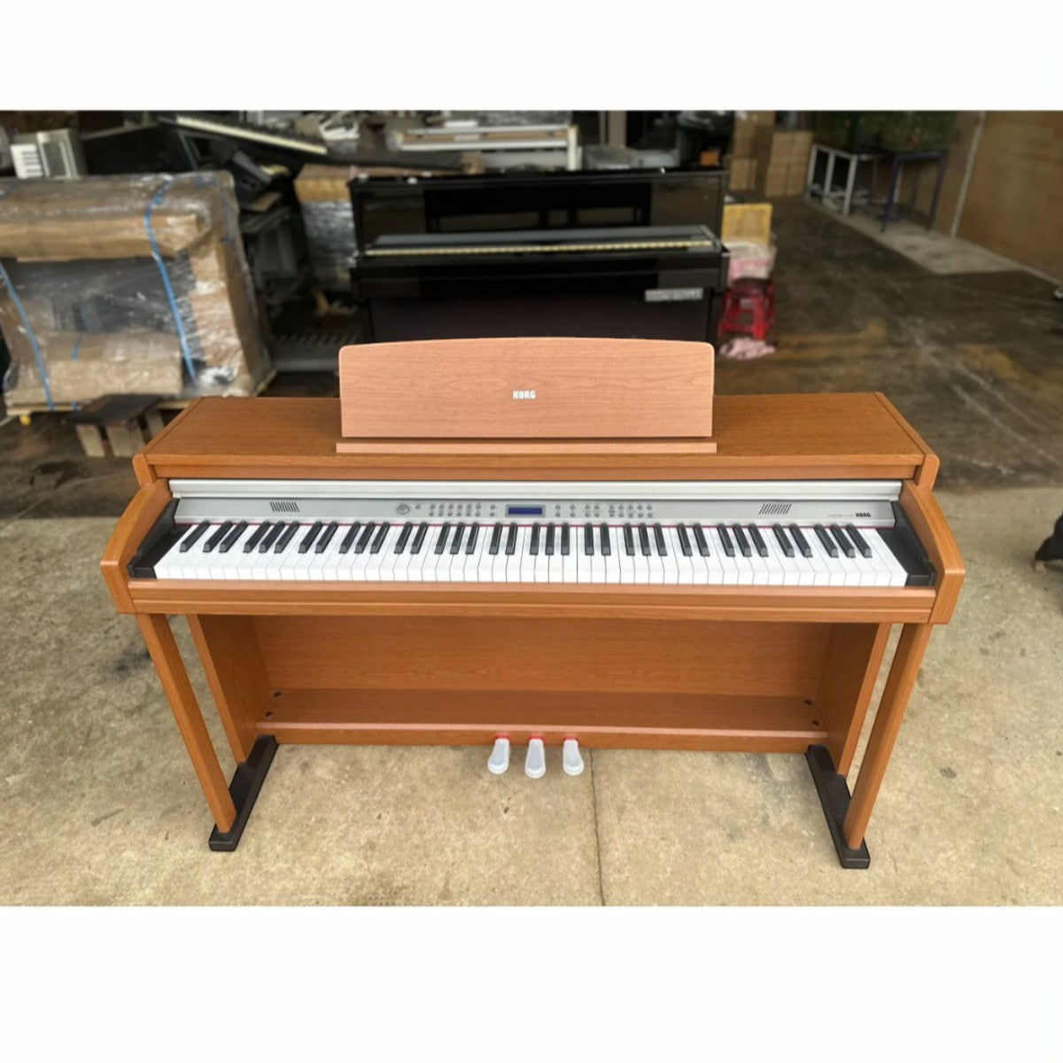 Đàn piano điện TÂN NHẠC CỤ Korg C520 dáng tủ màu gỗ tự nhiên với bàn phím búa RH3 cao cấp và ba pedal