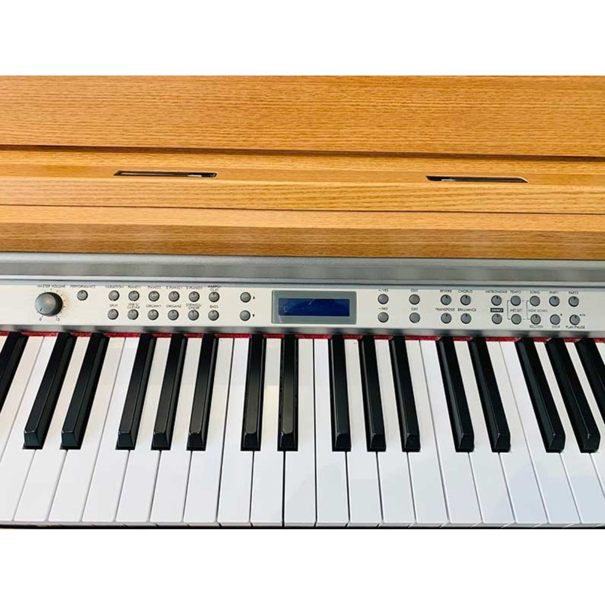Đàn piano điện TÂN NHẠC CỤ Korg C520 dáng tủ với bàn phím búa RH3 và bảng điều khiển màu bạc sang trọng