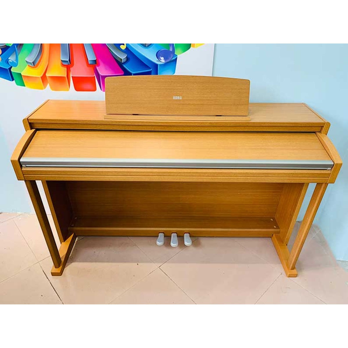 Đàn piano điện dáng tủ TÂN NHẠC CỤ Korg C520 màu gỗ tự nhiên với thiết kế sang trọng và bàn phím búa RH3 cao cấp.