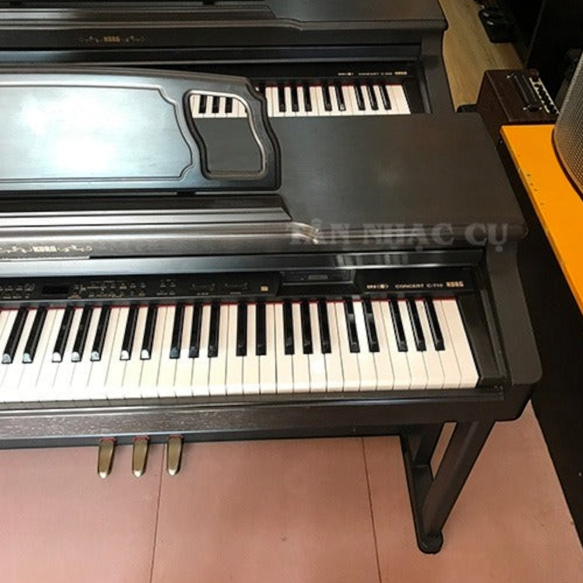 Đàn piano điện TÂN NHẠC CỤ Korg C560 dáng console màu đen với 88 phím búa, thiết kế gọn gàng cho người mới bắt đầu.
