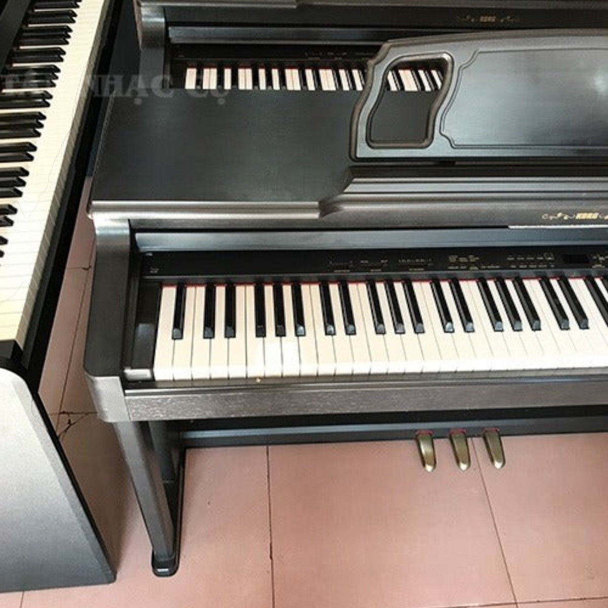Đàn piano điện Korg C560 dáng console màu đen sang trọng tại TÂN NHẠC CỤ, thiết kế 88 phím búa cho người mới bắt đầu.