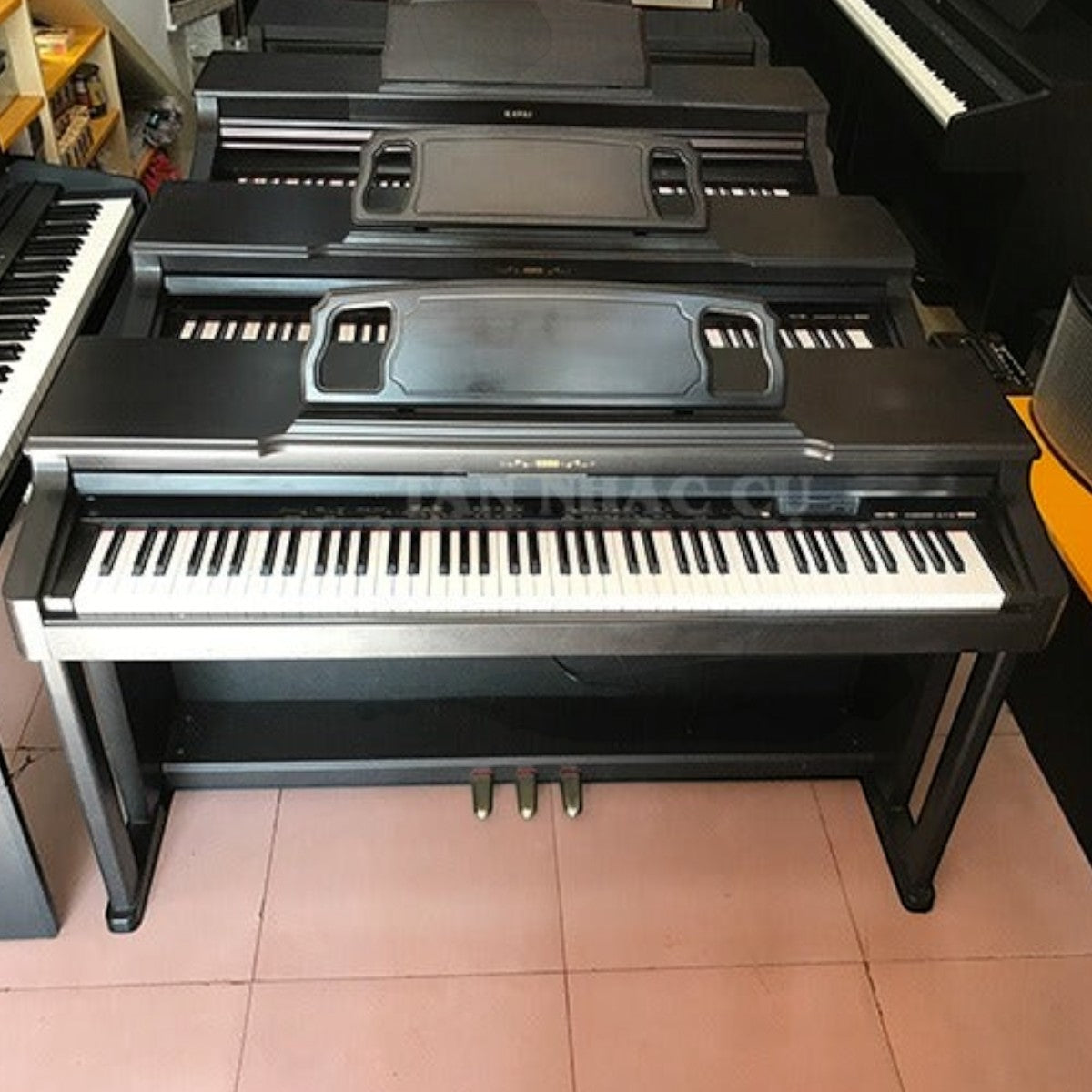 Đàn piano điện TÂN NHẠC CỤ Korg C560 dáng console màu đen với 88 phím búa, thiết kế gọn gàng cho người mới bắt đầu.