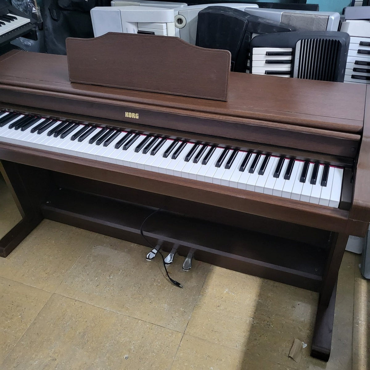 Đàn piano điện dáng tủ Korg C6000 màu nâu gỗ với bàn phím 88 phím búa tại Tân Nhạc Cụ