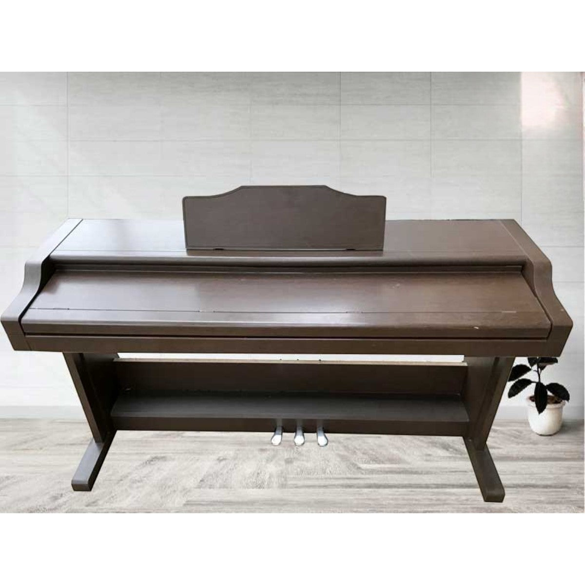 Đàn piano điện TÂN NHẠC CỤ Korg C6000 dáng tủ màu nâu gỗ với thiết kế cổ điển, sang trọng và tinh tế