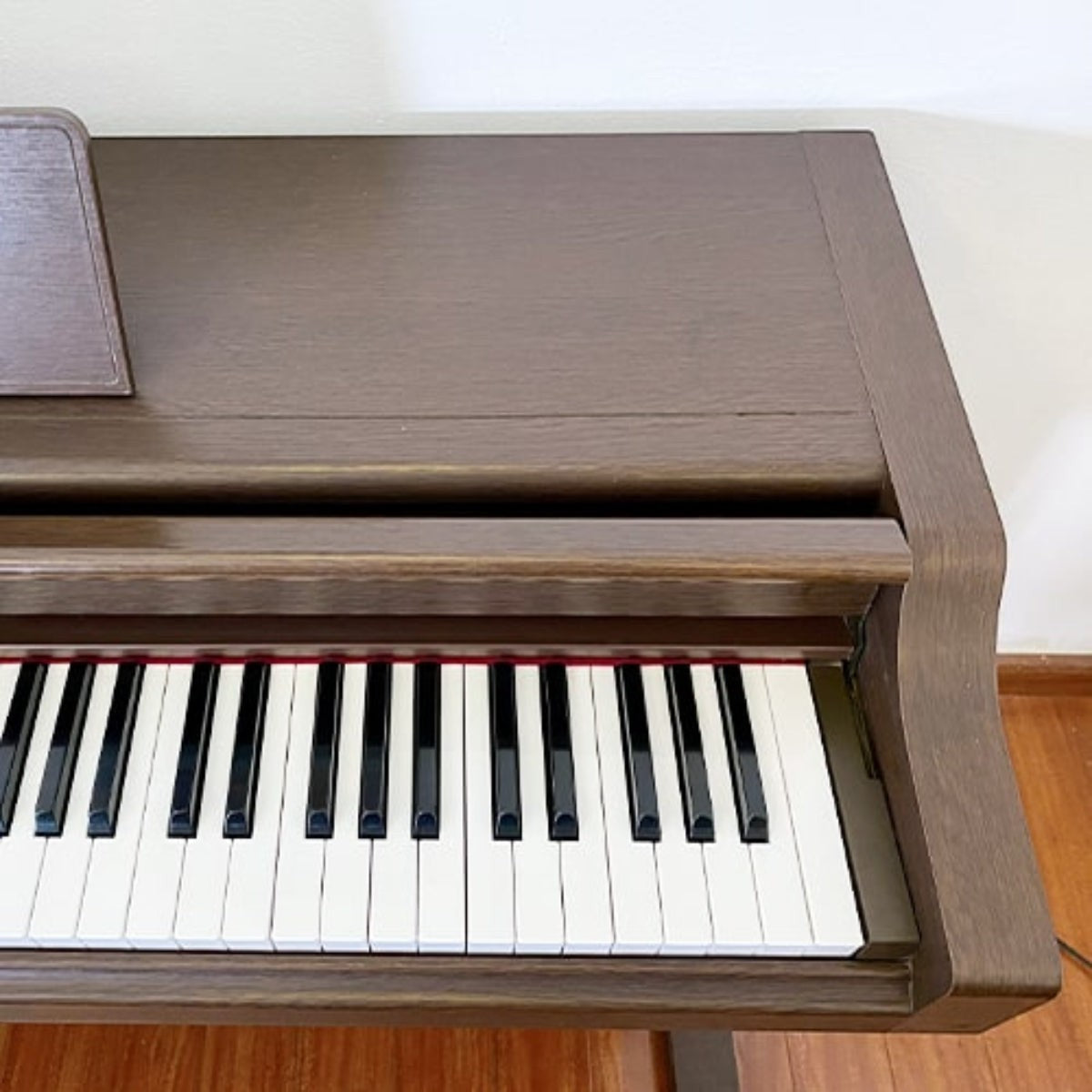 Đàn piano điện TÂN NHẠC CỤ Korg C6000 dáng tủ màu nâu gỗ với bàn phím búa 88 phím thiết kế cổ điển