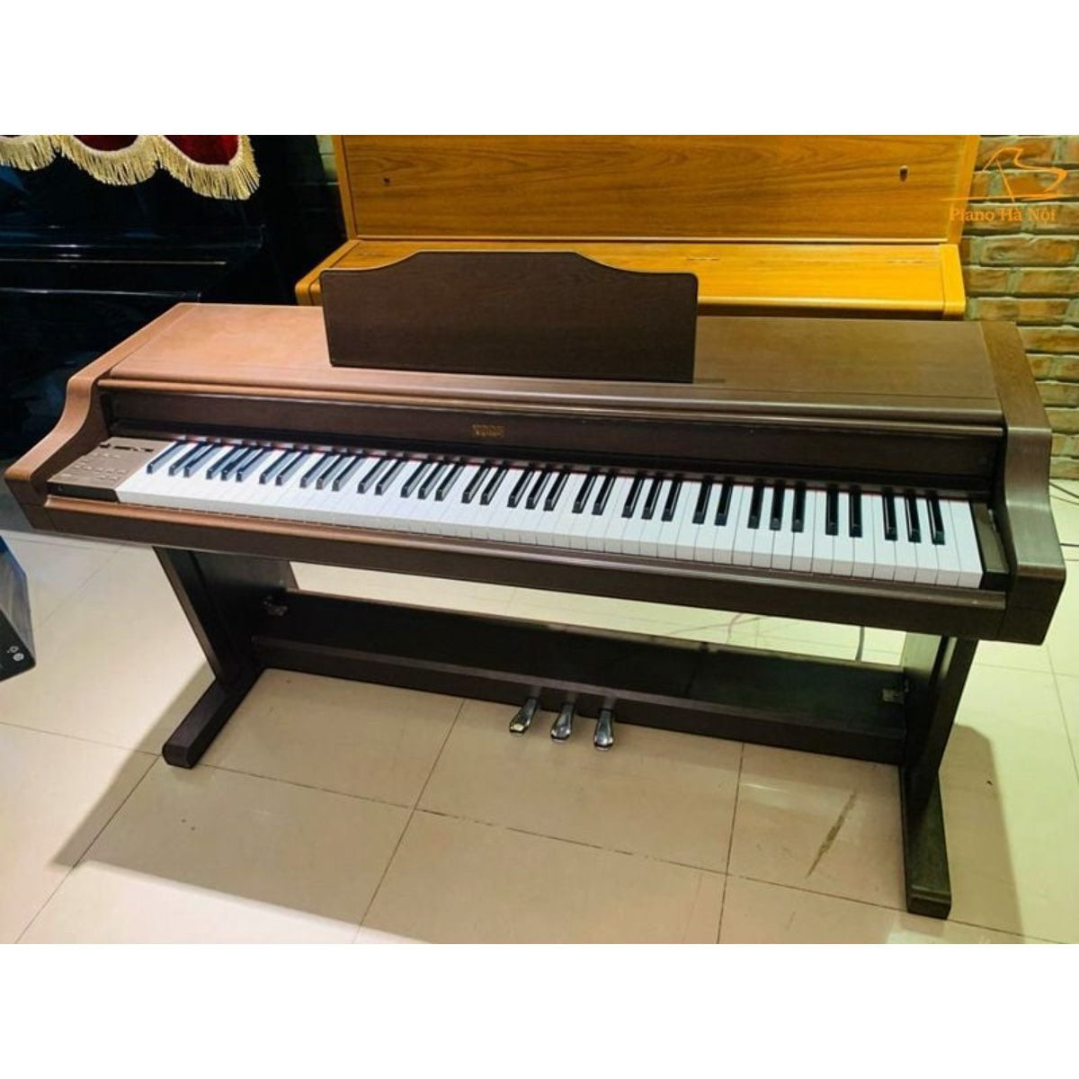 Đàn piano điện TÂN NHẠC CỤ Korg C6000 dáng tủ màu nâu gỗ với bàn phím búa 88 phím thiết kế cổ điển