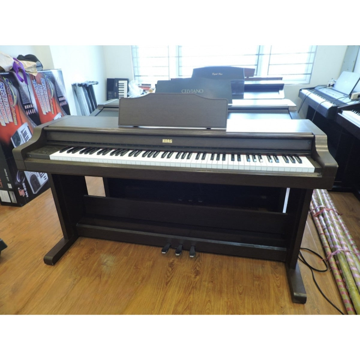 Đàn piano điện TÂN NHẠC CỤ Korg C6000 dáng tủ màu nâu gỗ với 88 phím búa, thiết kế sang trọng cho gia đình