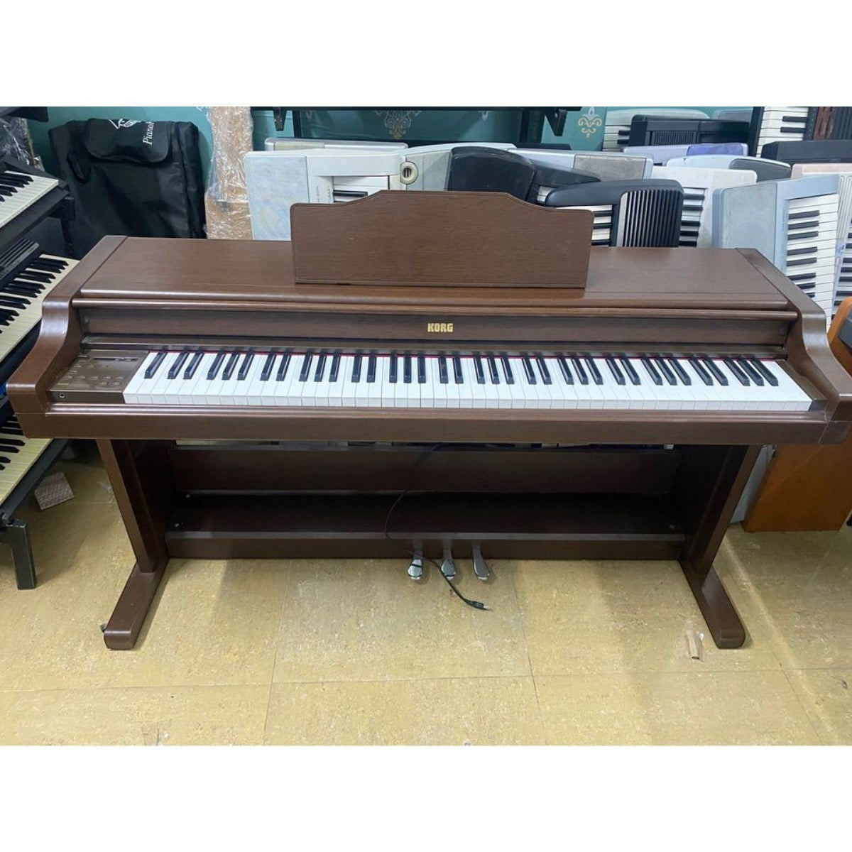Đàn piano điện TÂN NHẠC CỤ Korg C6000 dáng tủ màu nâu gỗ với 88 phím búa, thiết kế cổ điển sang trọng