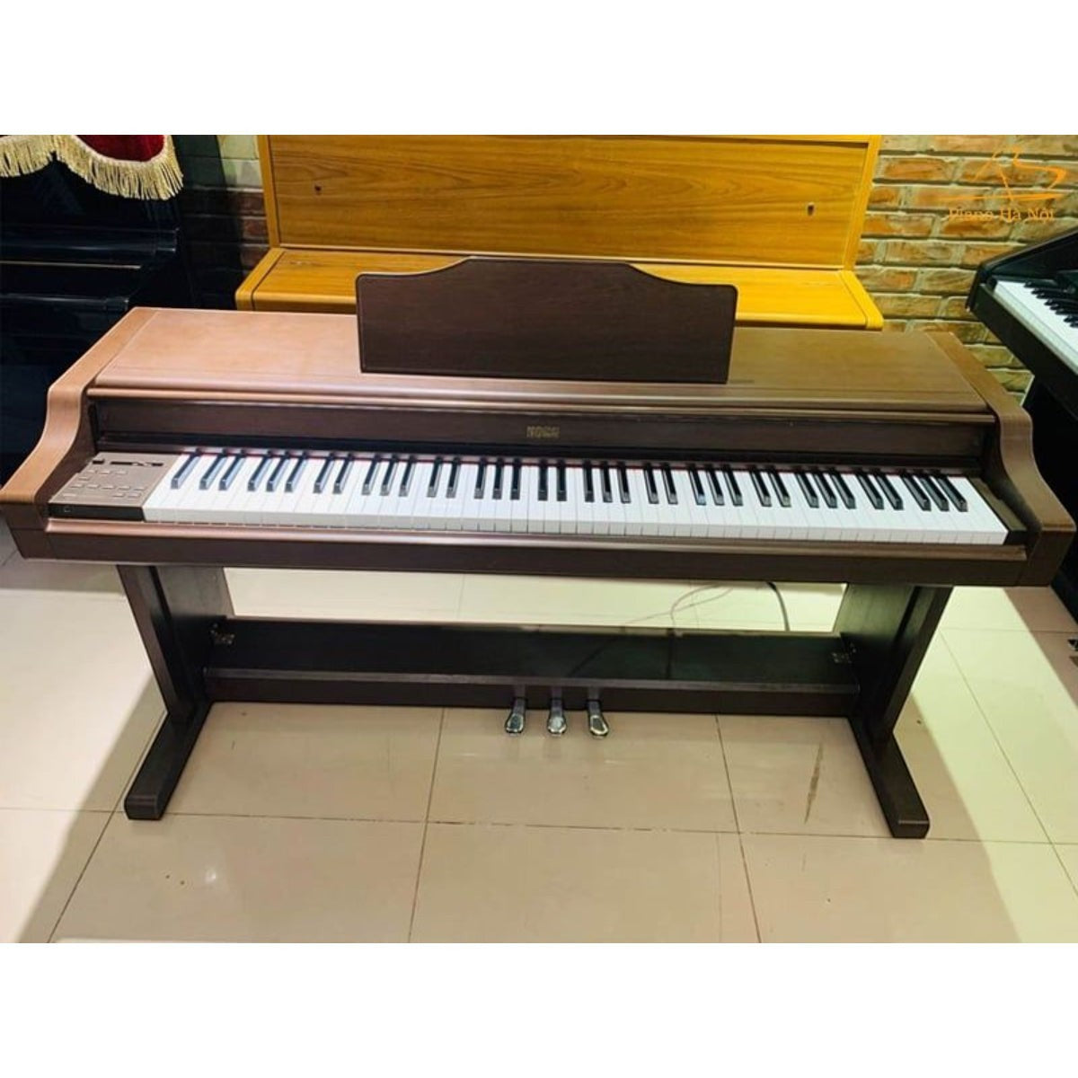 Đàn piano điện TÂN NHẠC CỤ Korg C6000 dáng tủ màu nâu gỗ với 88 phím búa, thiết kế cổ điển sang trọng.