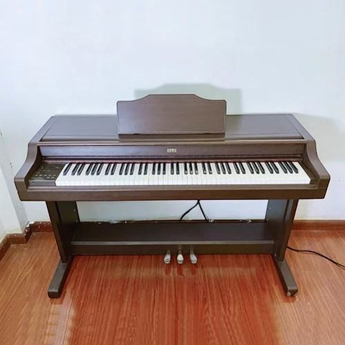 Đàn piano điện Korg C6000 dáng tủ màu nâu gỗ sang trọng tại TÂN NHẠC CỤ, thiết kế 88 phím búa chuẩn